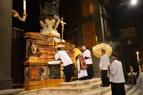 Le Saint-Sacrement est ramené du Reposoir.