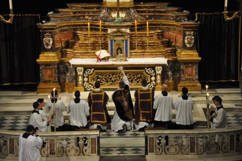 Encensement du Saint-Sacrement.