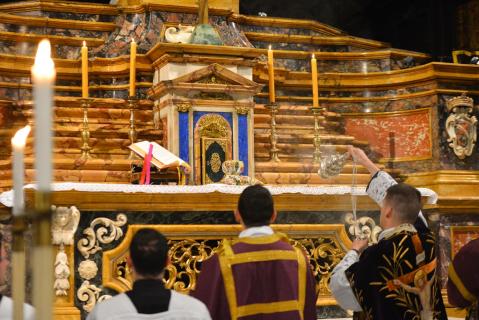 Encensement du Saint-Sacrement.