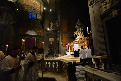 Les céroféraires retournent dans la sacristie.