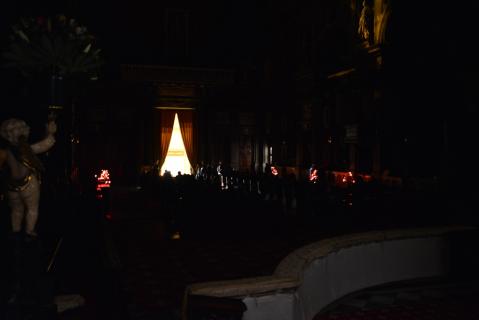 Avant l&rsquo;entrée du cierge pascal, l&rsquo;église est plongée dans l&rsquo;obscurité.