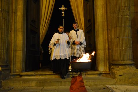 Arrivée du clergé en procession.