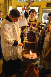 Le thuriféraire prélève des charbons ardents dans le feu nouveau. 