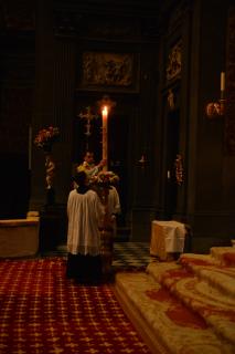 Puis le diacre dépose le cierge pascal sur son piédestal, dans le sanctuaire.