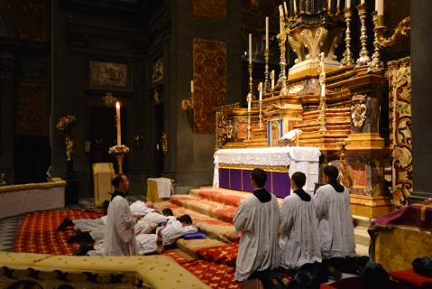 Prostration pendant le chant des Litanies des Saints.