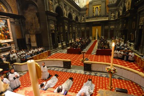 Prostration pendant le chant des Litanies des Saints.