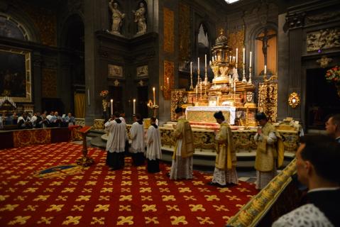 Entrée des Ministres revêtus des ornements blancs.