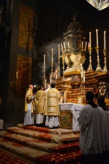 Encensement de l&rsquo;autel.