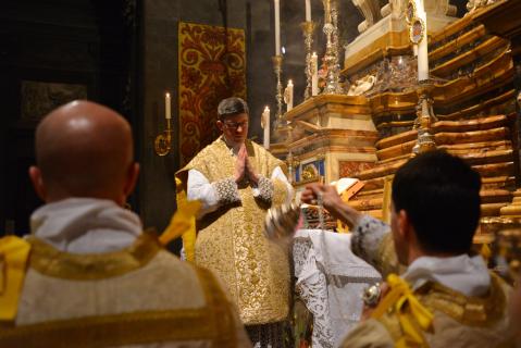 Encensement du célébrant.