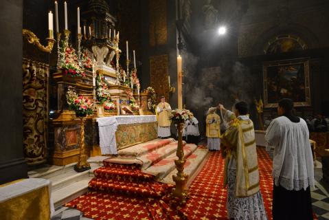 Encensement du célébrant.