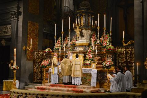 Encensement de l&rsquo;autel pendant le chant du Benedictus
