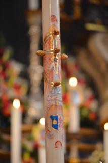 Le cierge pascal, décoré par une sur Adoratrice