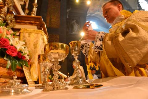 Purification des vases sacrés par le sous-diacre.