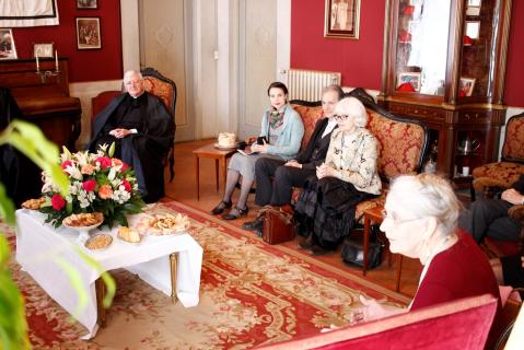 Apéritif pour les supérieurs, les prêtres et les hôtes dans le salon Cardinal Martelli