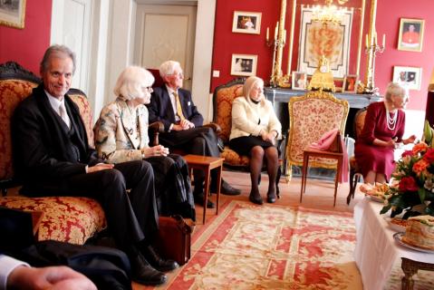 Apéritif pour les supérieurs, les prêtres et les hôtes dans le salon Cardinal Martelli