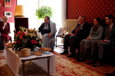 Apéritif pour les supérieurs, les prêtres et les hôtes dans le salon Cardinal Martelli
