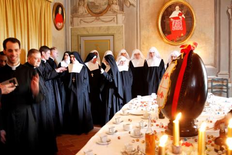 Après le déjeuner, le traditionnel uf de Pâques, décoré aux armes de l&rsquo;Institut, nous attendait&hellip;