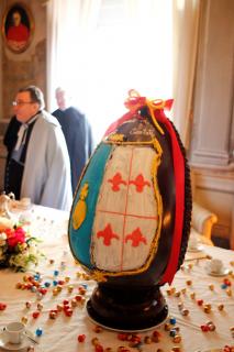 Après le déjeuner, le traditionnel uf de Pâques, décoré aux armes de l&rsquo;Institut, nous attendait&hellip;