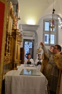 Encensement de l&rsquo;autel durant le chant du Magnificat