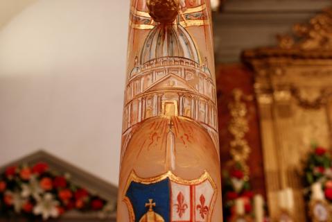 Le cierge pascal, décoré par une sur Adoratrice