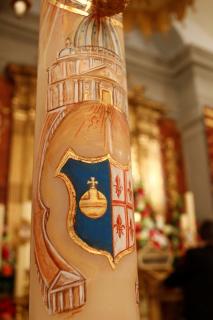 Le cierge pascal, décoré par une sur Adoratrice