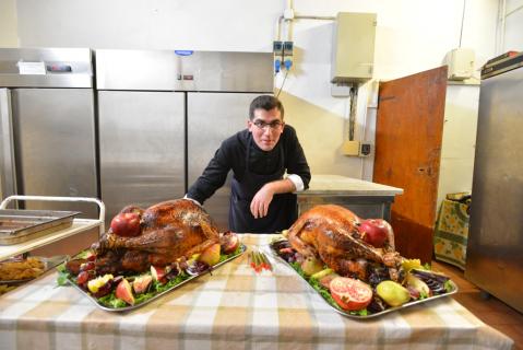 Le cuisinier d&rsquo;un soir posant fièrement devant ses deux belles dindes de Thanksgiving