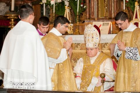 Le Cardinal célèbre au faldistoire car la Messe se tient à Rome