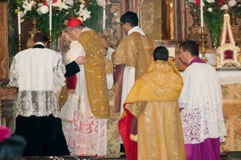 Encensement de l&rsquo;autel par le pontife