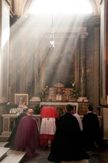 Après la Messe, le Cardinal se recueille devant le Très-Saint-Sacrement