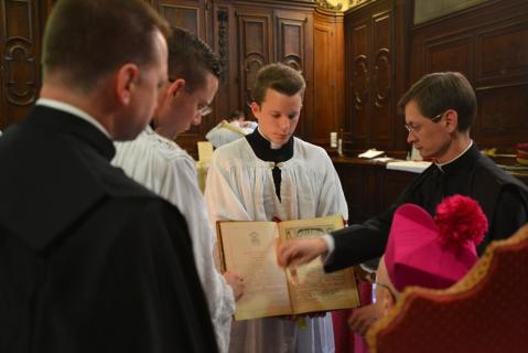 Récitation des prières de préparation à la Messe dans la sacristie par le pontife, S. Exc. R. Mgr François Bacqué