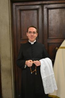 Le futur tonsuré attendant dans la sacristie