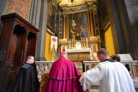 Le pontife se recueille un instant devant le Très-Saint-Sacrement