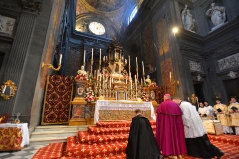 Le pontife se rend dans le sanctuaire devant l&rsquo;autel
