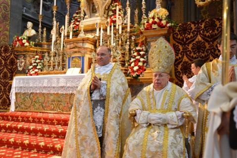 Le pontife entouré du prêtre assistant et du diacre