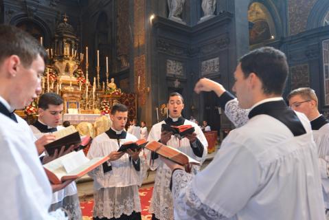 Chant de l&rsquo;<i>Introït</i> par la Schola