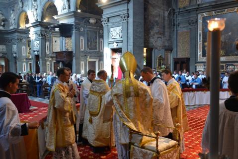 Le pontife coiffé de la mitre et tenant la crosse se rend à l&rsquo;autel pour procéder à la collation de la tonsure