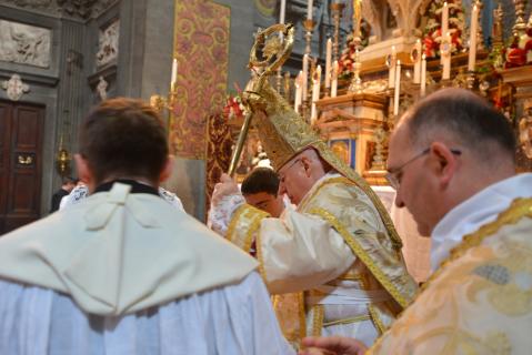 Le pontife se rend à l&rsquo;autel