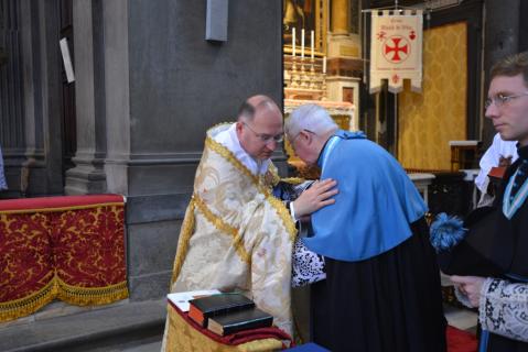 Baiser de paix donné par le prêtre-assistant à Monsieur le Chanoine Mora, Supérieur du séminaire