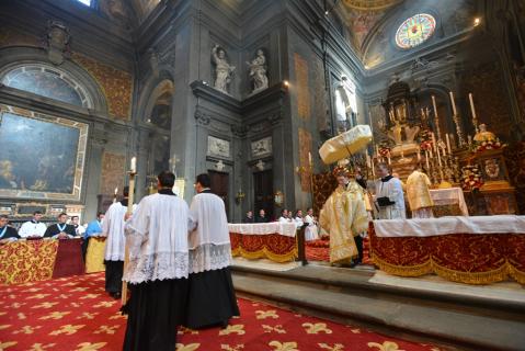 Procession du Saint-Sacrement vers le tabernacle pour y déposer le ciboire