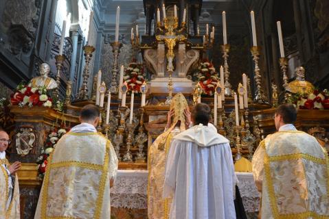 Le pontife est coiffé de la mitre avant la bénédiction