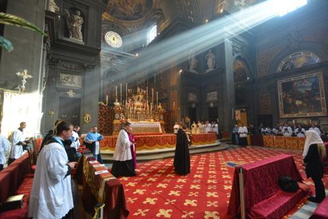 Départ du pontife après un instant de recueillement devant le Très-Saint-Sacrement