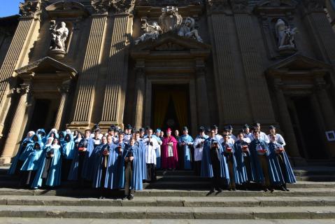 Photo de famille sur les marches devant l&rsquo;église des Saints-Michel-et-Gaétan