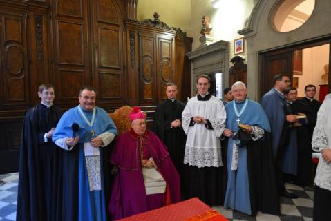 Le séminariste tonsuré aux côtés de S. Exc. R. Mgr François Bacqué, Nonce apostolique, de Mgr Wach, Prieur Général et de Monsieur le Chanoine Mora, Supérieur du Séminaire.