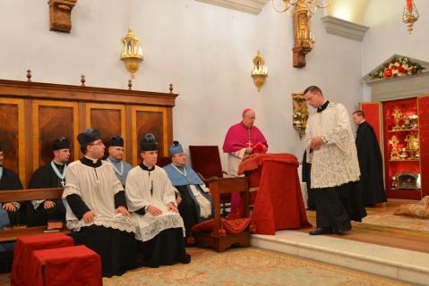Après avoir confirmé les enfants, S. Exc. R. Mgr Bacqué rejoint sa place au chur pour l&rsquo;Office des deuxièmes Vêpres solennelles de la Toussaint.