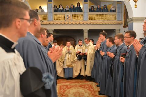 Entrée du célébrant, Mgr Wach, Prieur Général.