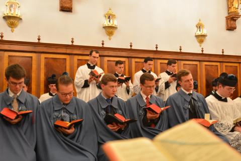 Psalmodie alternée entre quatre grands chantres et le chur