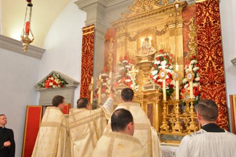 Encensement de l&rsquo;autel pendant le chant du Magnificat