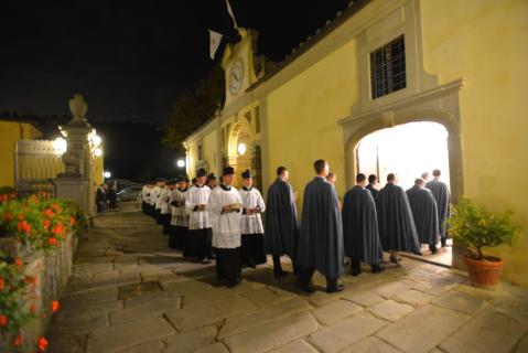 Procession de sortie vers la salle du Chapitre