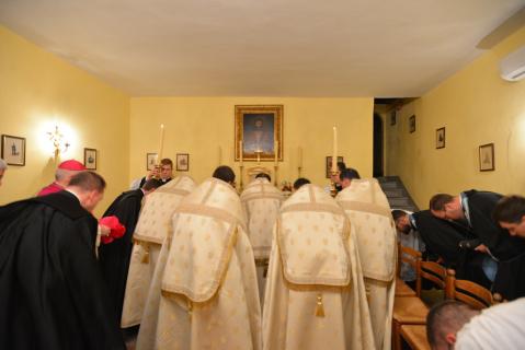 Salut des ministres vers la croix de la salle du Chapitre