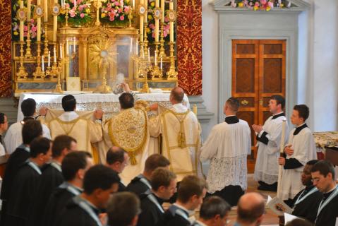 Encensement du Saint-Sacrement